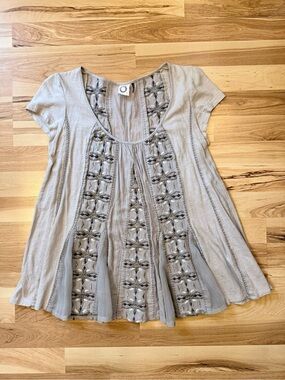 Anthropologie Akemi + Kin Gray Embroidered Boho Chic Tunic Top Small Romantic